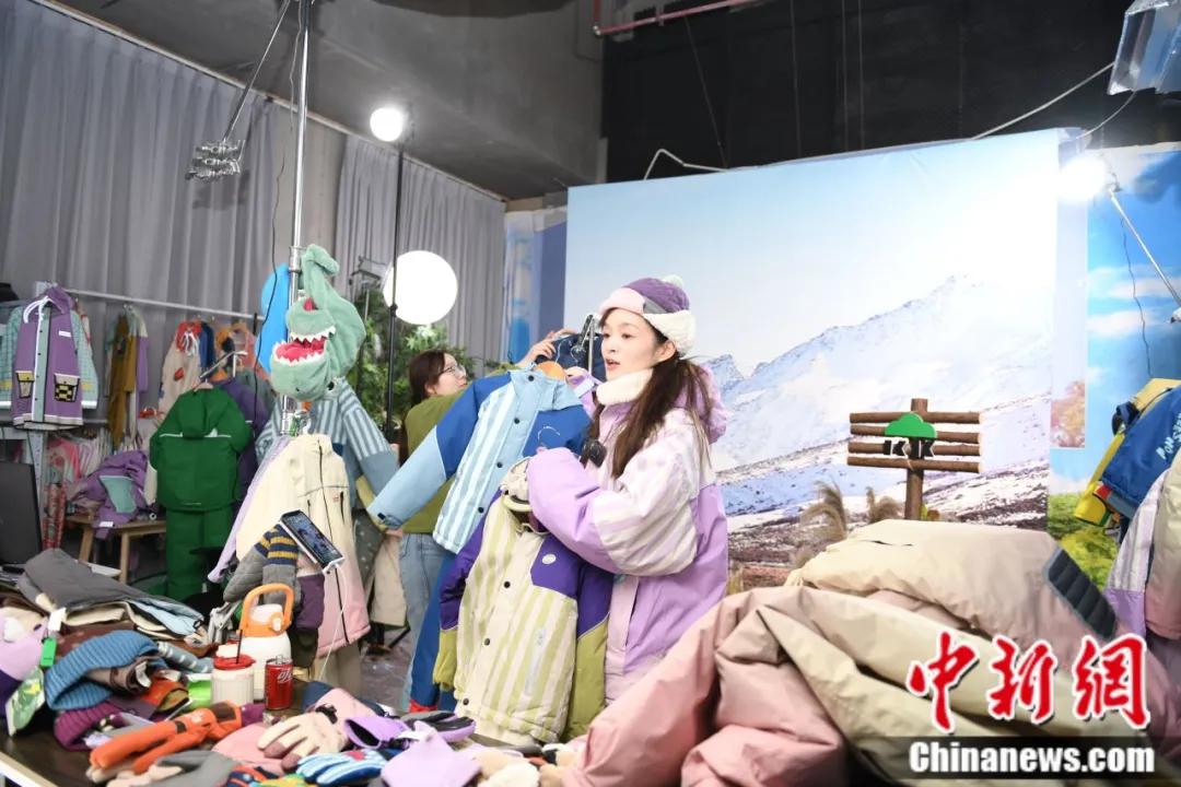主播在直播间里向网友介绍儿童滑雪服。桐乡市委宣传部供图