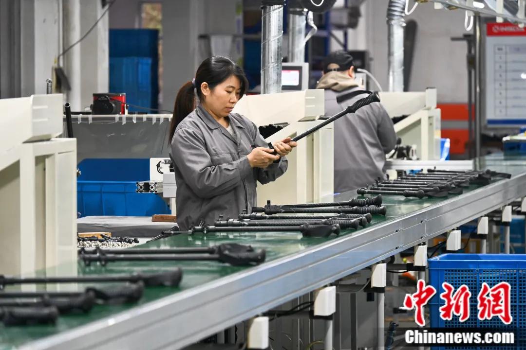 宁海一企业车间内，工人在制作滑雪杖。宁海县委宣传部供图