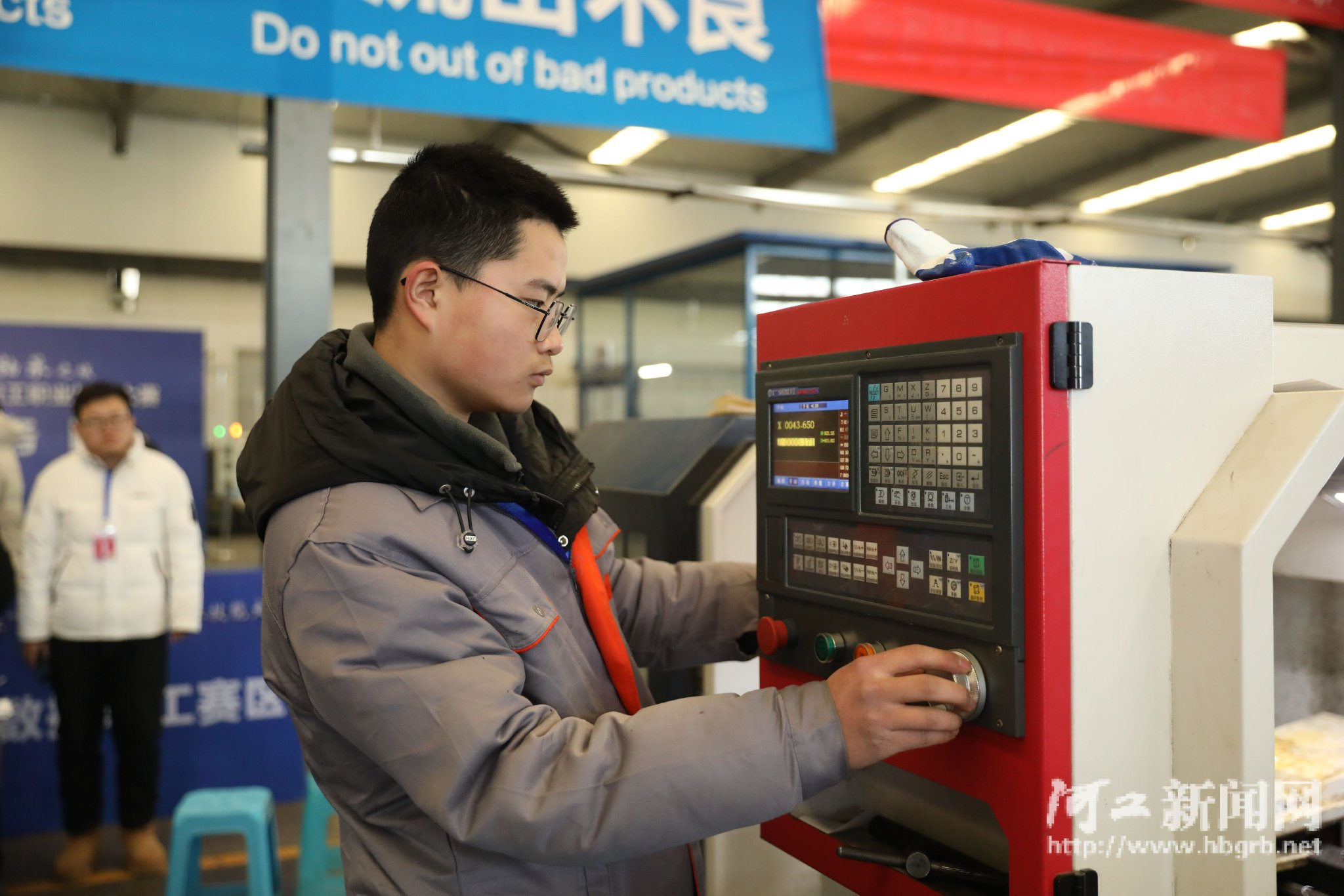 选手在进行轴承数控车床加工比赛