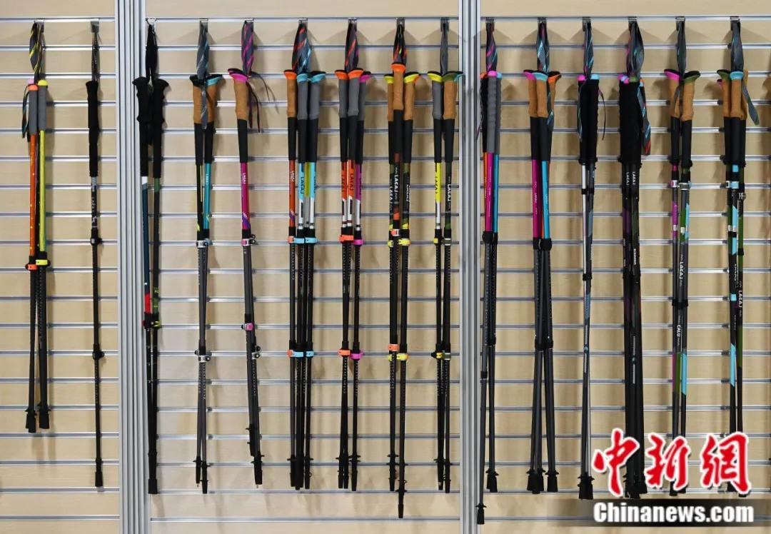 宁海一企业生产的滑雪杖。宁海县委宣传部供图