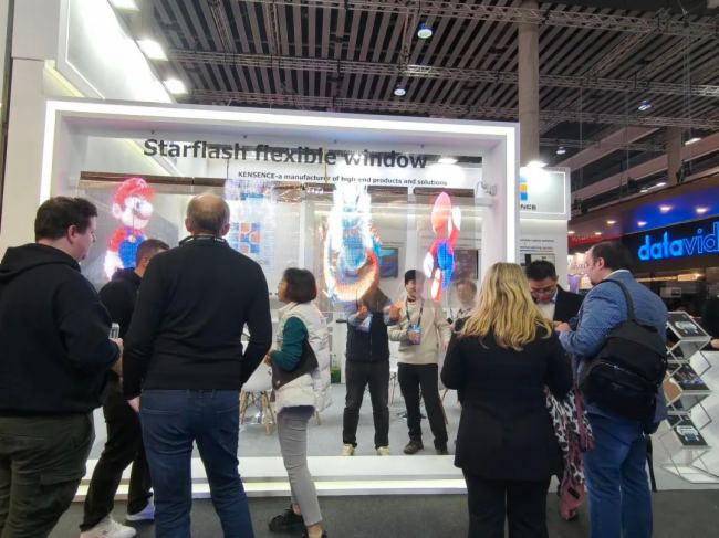 ▲星闪柔性视窗吸引了众多观众驻足观看