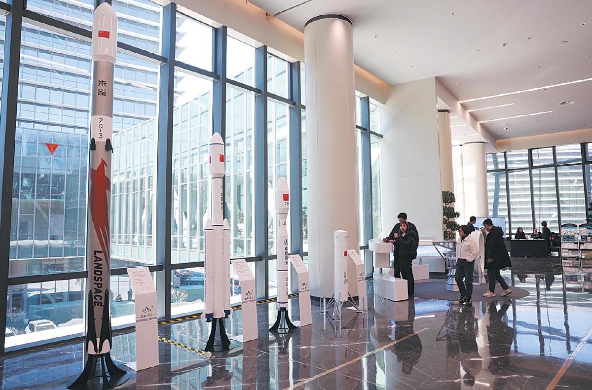 2月12日，北京商业航天产业高质量发展大会上展出的朱雀三号、长征八号甲等火箭模型。　新京报记者　李木易　摄