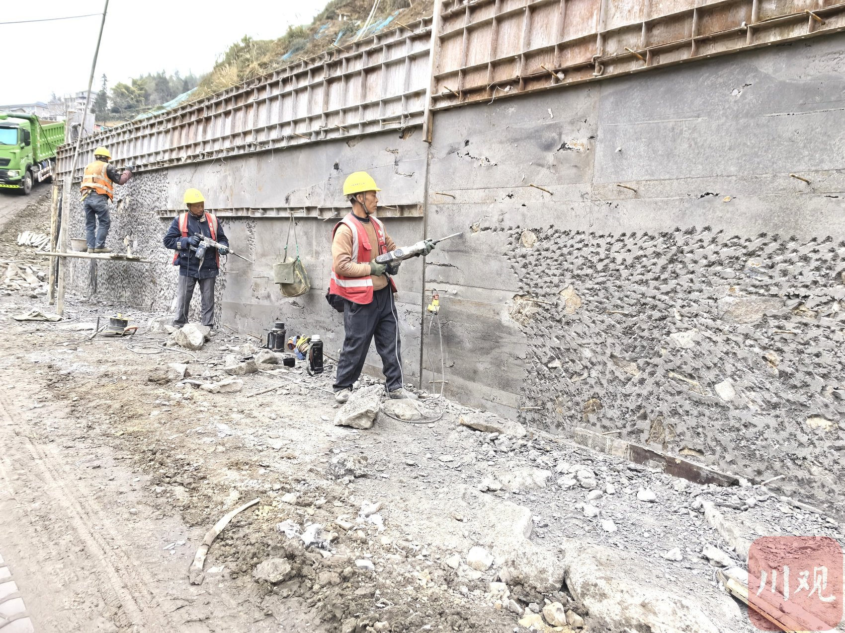 工人正在凿毛施工