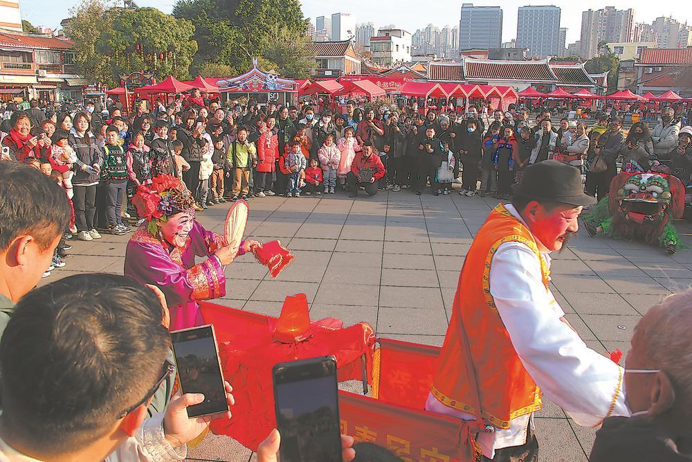 火鼎公婆表演是"泉州闹元宵"习俗的"重头戏".庄钊滢 摄