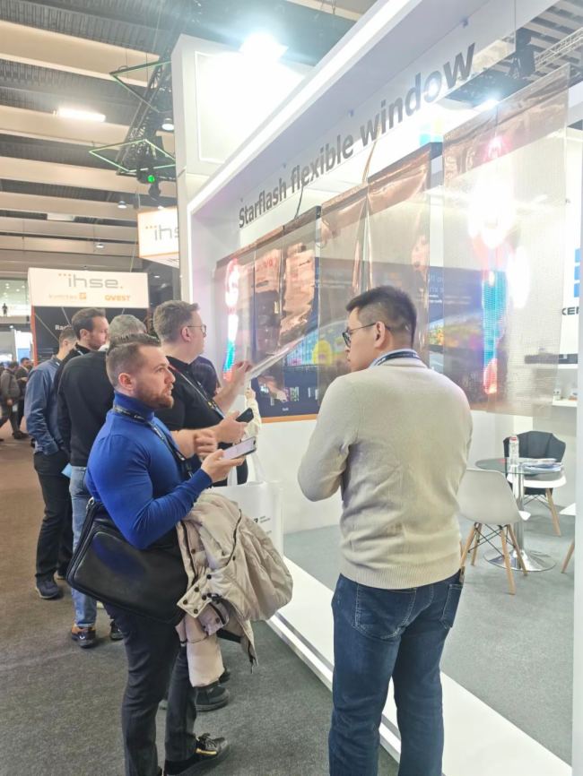 ▲星闪柔性视窗吸引了众多观众驻足观看