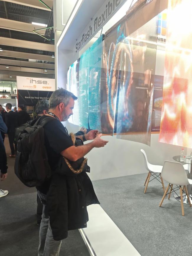 ▲星闪柔性视窗吸引了众多观众驻足观看