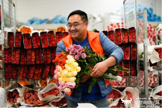 ▲耿帅跨越2500余公里，从“花友”成为员工，为更多“花友”把关。闵杉/摄