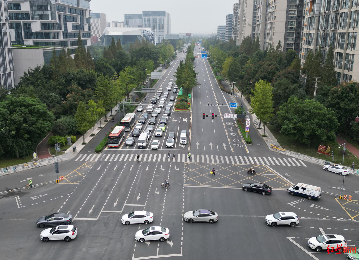 治理前的光华大道成飞路口。图由受访者提供