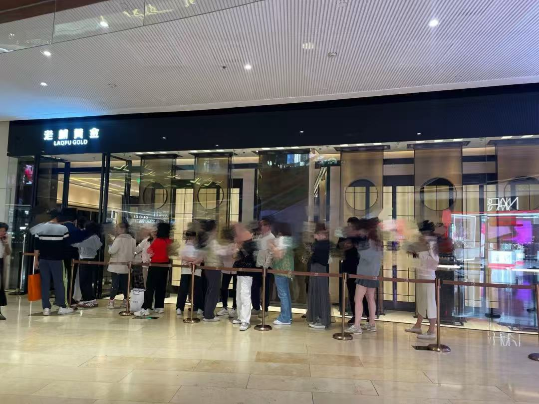 老铺黄金现场排队顾客 时代周报记者/摄