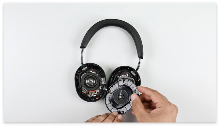 ▲ Sonos Ace 拆解. 图片来自：iFixit