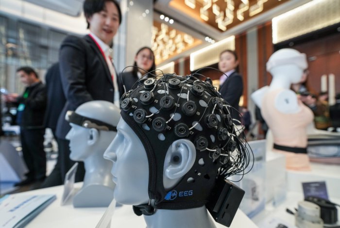 　　活动现场展示的脑机接口智能装备（2月14日摄）。新华社记者 李博 摄