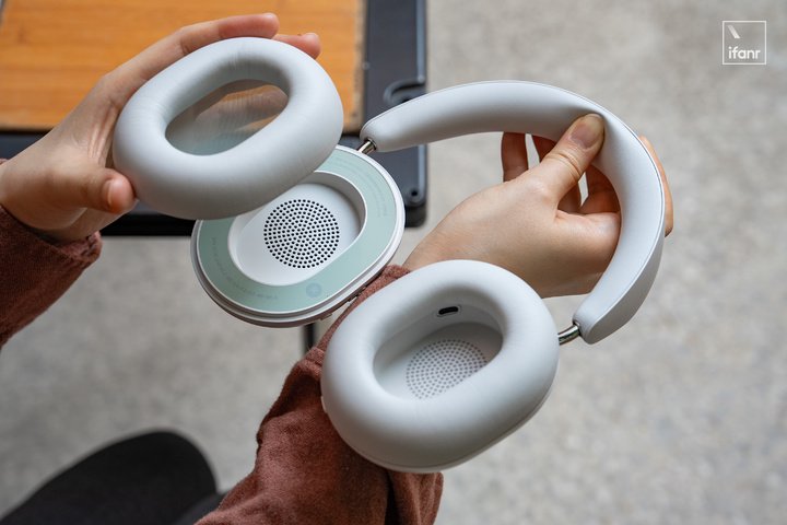 ▲ 可拆卸的设计，耳垫和头樑都非常柔软