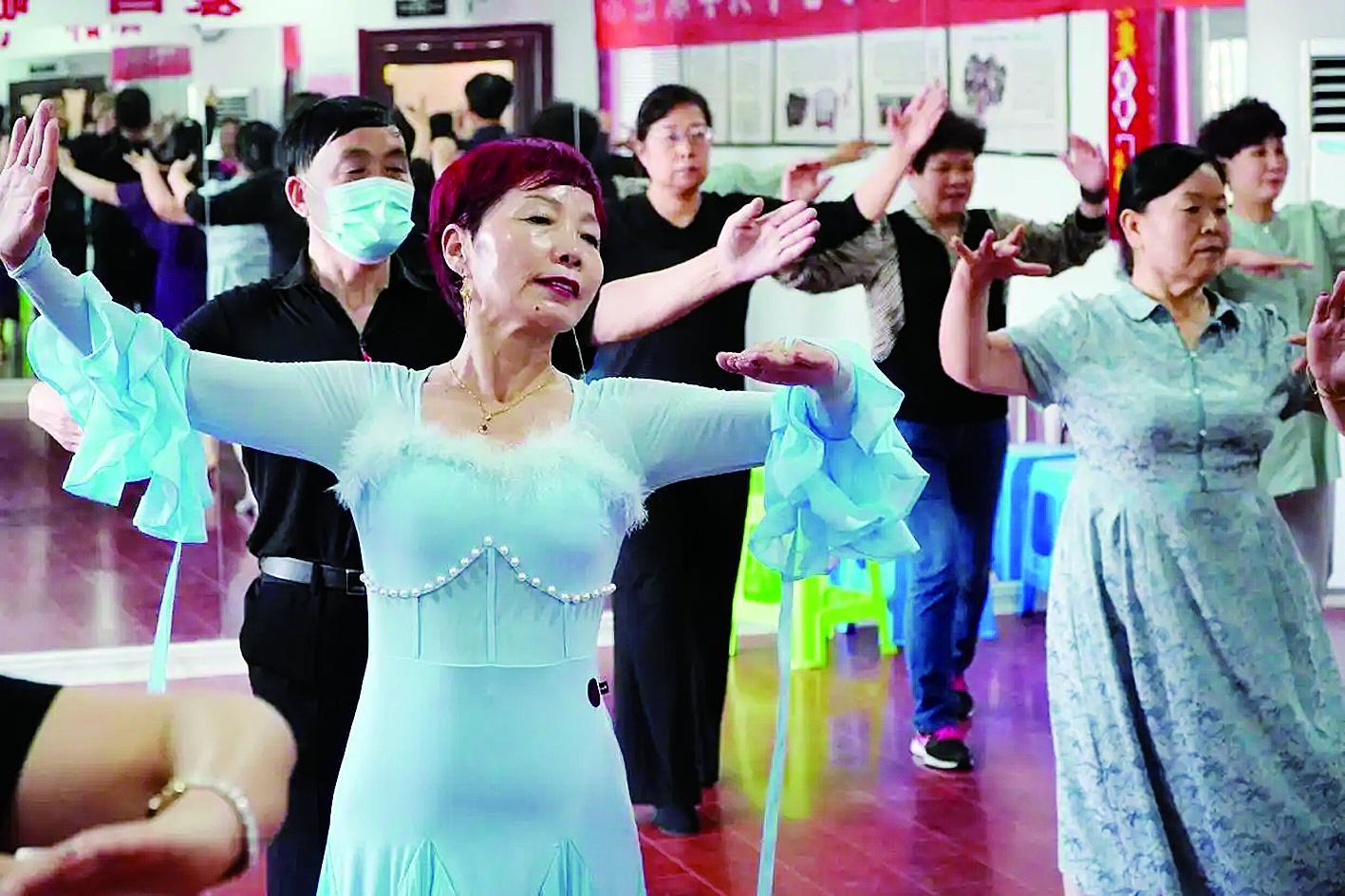 学员们在老年大学学习交谊舞 新华社发