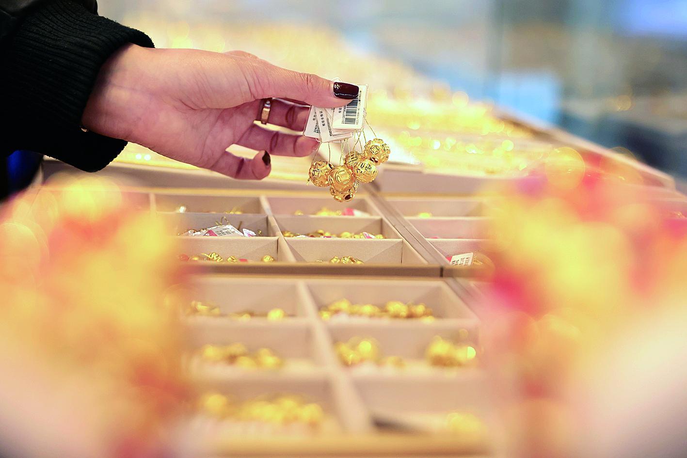 2月11日，浙江省湖州市德清县乾元镇一家金店。新华社发