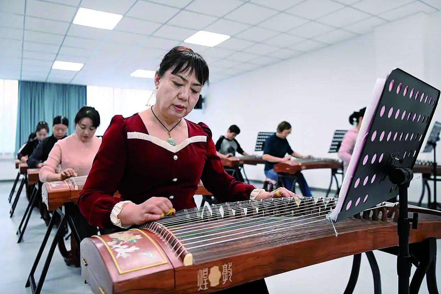 老年大学里，学员在学习古筝。 新华社发