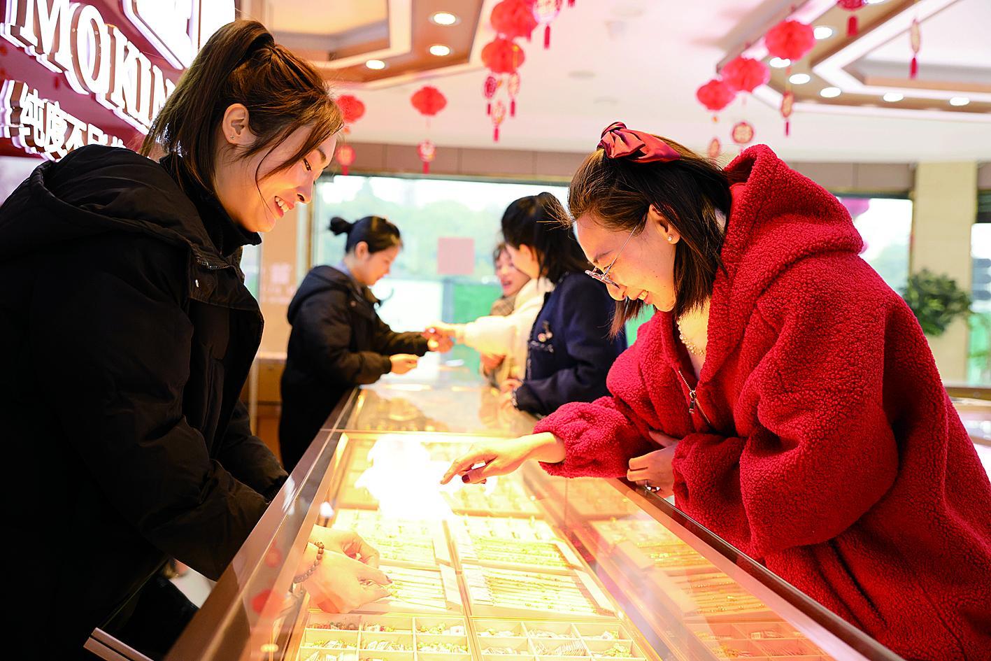 2月11日，浙江省湖州市德清县乾元镇一家金店。新华社发