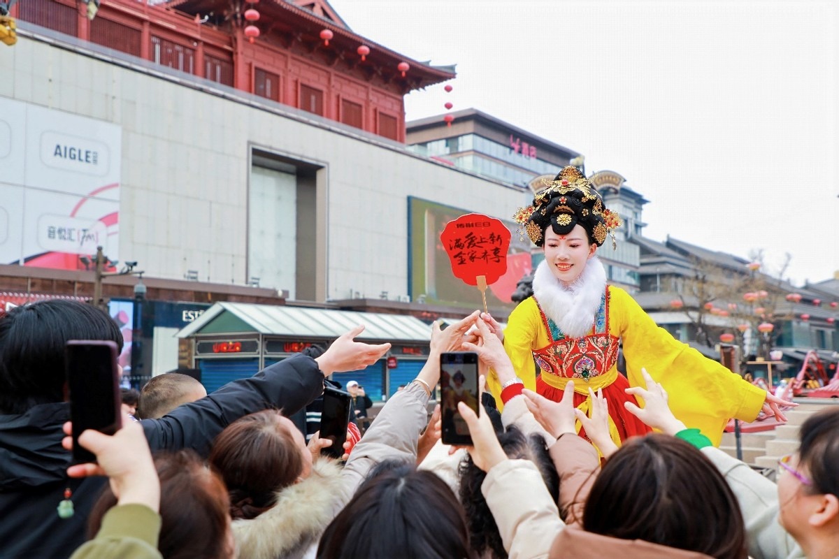 （大唐不夜城不倒翁与车主家庭互动）