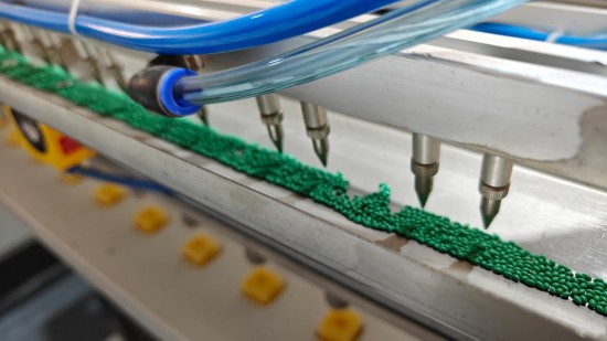 2025年1月7日，山东兰剑智能科技股份有限公司的高精度自动播种机正准备启动。新华社记者 萧海川 摄