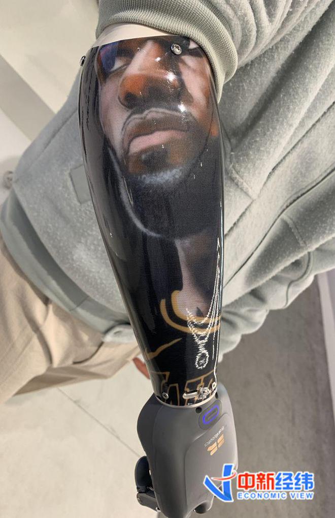 周键的“花臂” 中新经纬 林琬斯摄