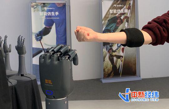 “意念”控制智能仿生手 中新经纬 林琬斯摄