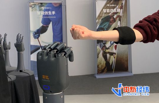 “意念”控制智能仿生手 中新经纬 林琬斯摄