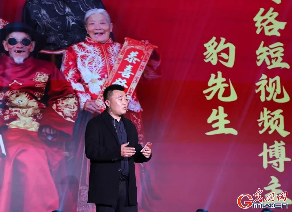 图为优秀作品奖获奖者、短视频博主李涛（ID：豹先生）做分享交流。