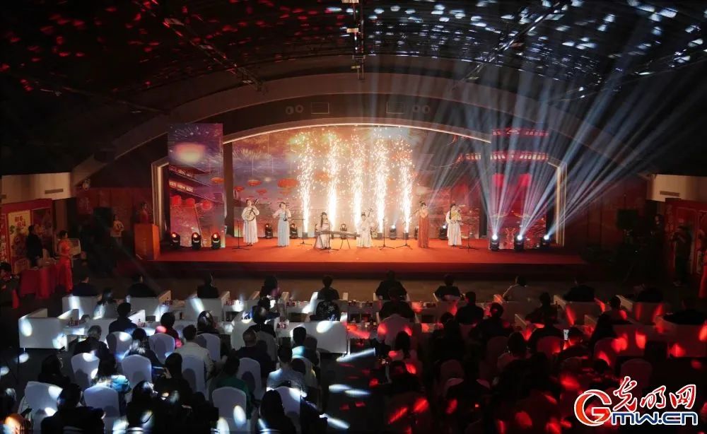 图为活动现场民乐表演。