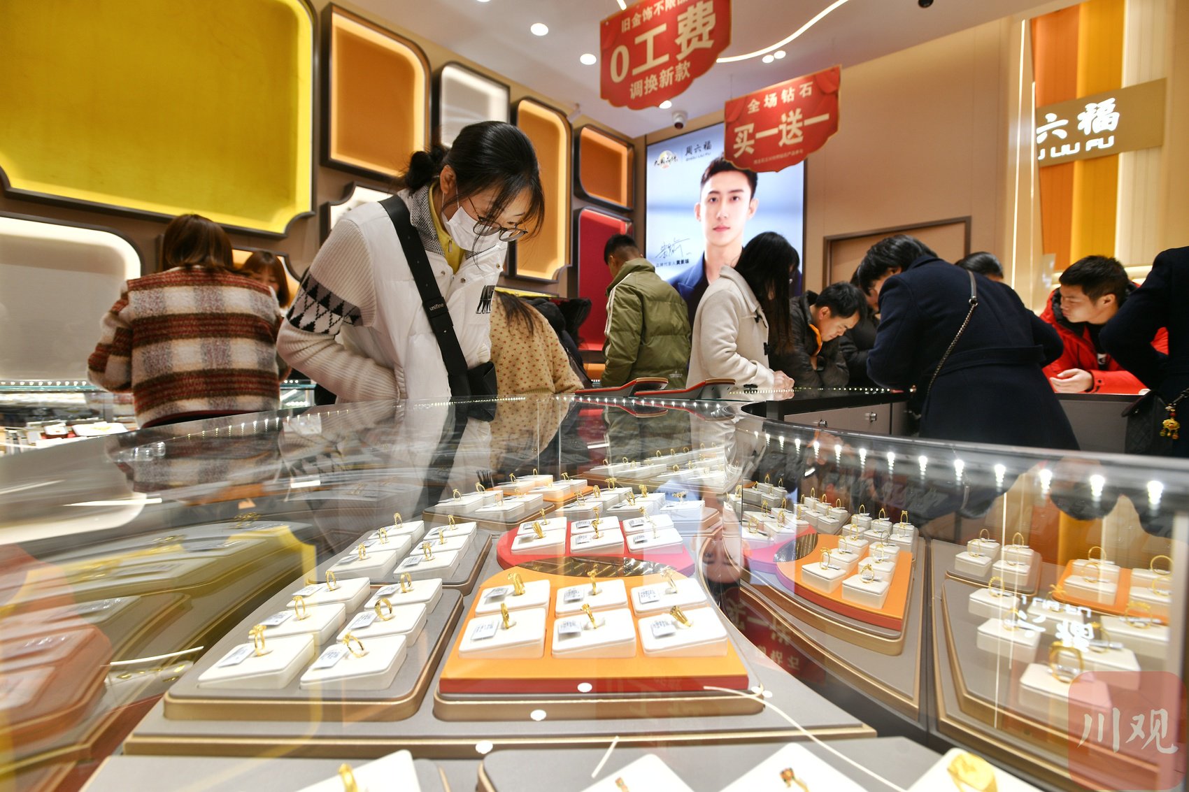 c视频|百年春熙熙来攘往 黄金店铺更是人气火爆