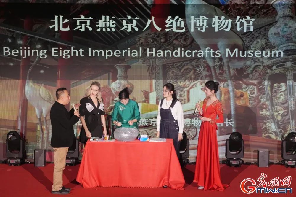 图为嘉宾现场体验漆扇制作。