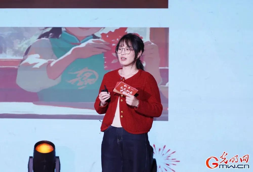 图为优秀作品奖获奖者、北京邮电大学学生徐慧冉做分享交流。