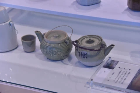 明治时代，火车站会用陶瓷茶壶作为容器贩卖茶饮，这种容器被称为“火车土瓶”，图片来源：伊藤园 茶文化创造博物馆
