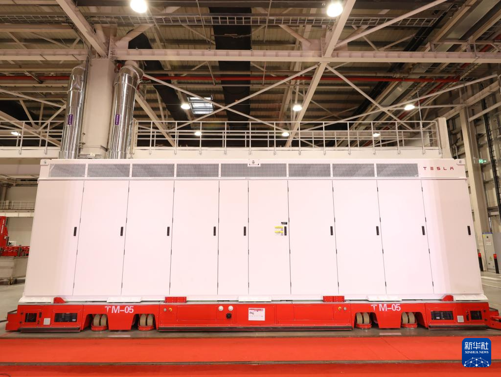这是2月11日在特斯拉上海储能超级工厂投产仪式现场拍摄的超大型电化学商用储能系统。新华社记者 方喆 摄