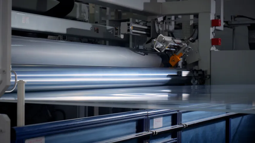 佛塑科技涨停分析：新能源转型驱动业绩增长