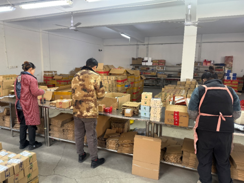 ▲海产品在拼多多热销，也解决了赵鹏老家村民的就业问题。受访者供图