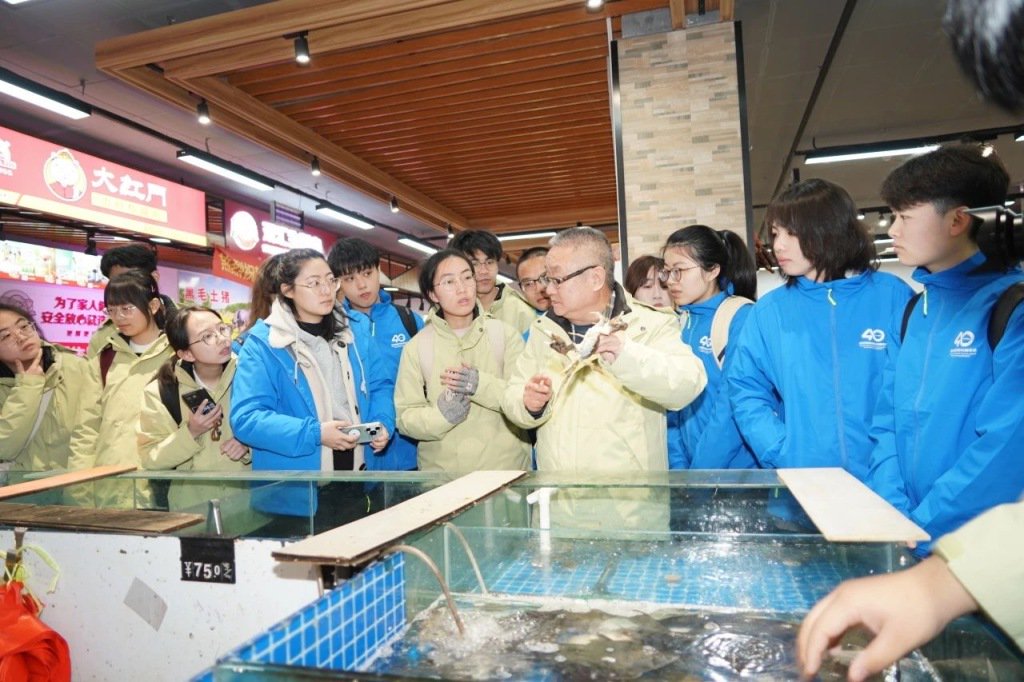 2月18日，上海海洋大学“新农班”60多名学子走进了松江的水产品市场。本文图片均为上海海洋大学供图