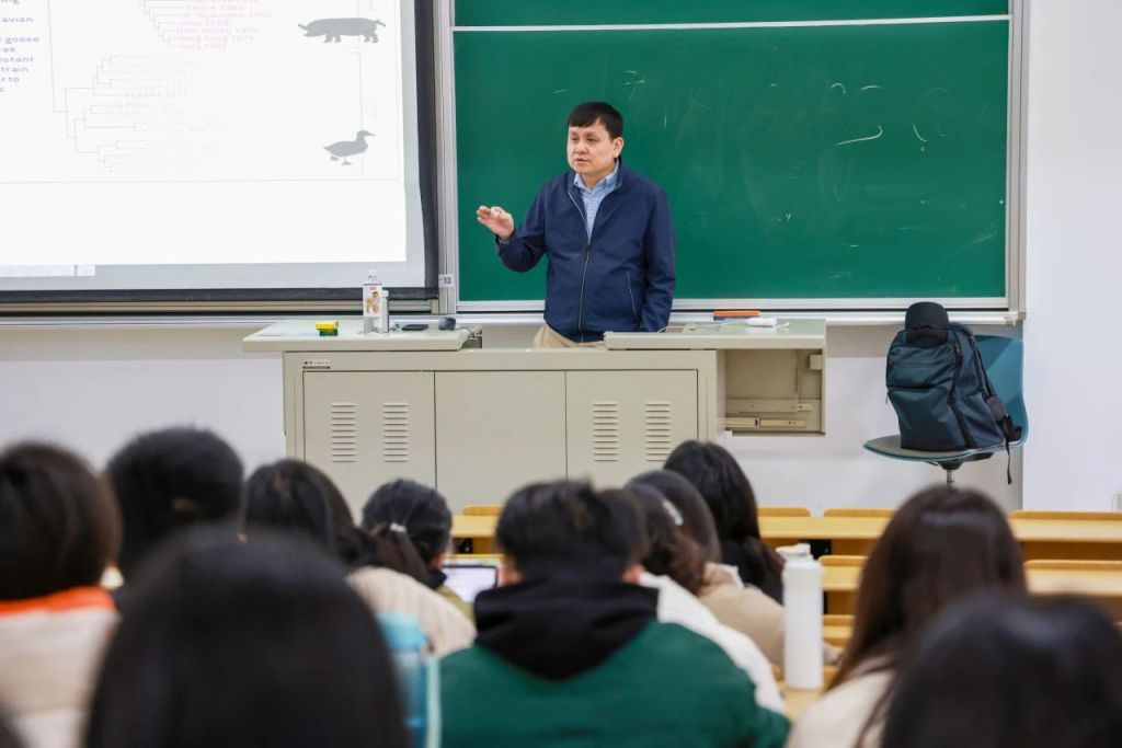 复旦大学附属华山医院感染科主任张文宏教授在复旦上医讲台上“复旦上医”微信公众号图