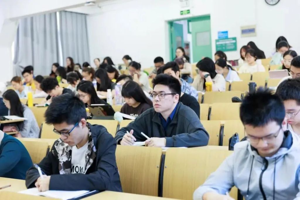 复旦上医线下听课的学生