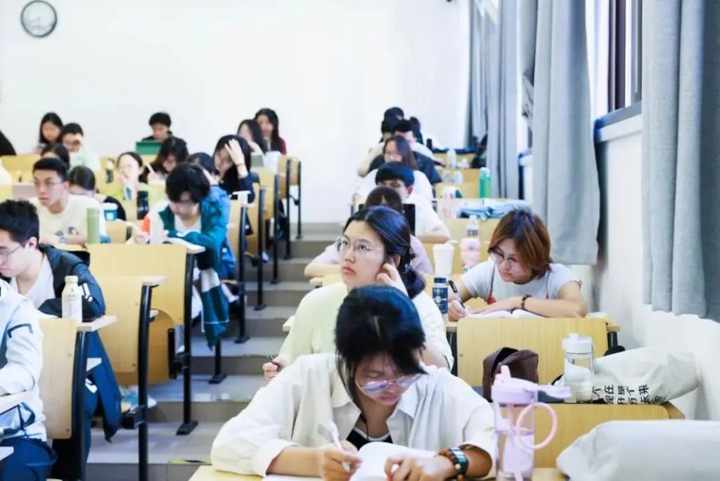 复旦上医线下听课的学生