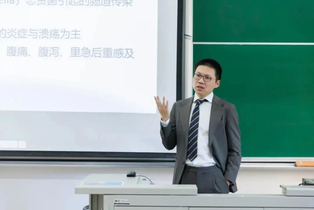 复旦大学附属华山医院感染科副主任王新宇在讲台上