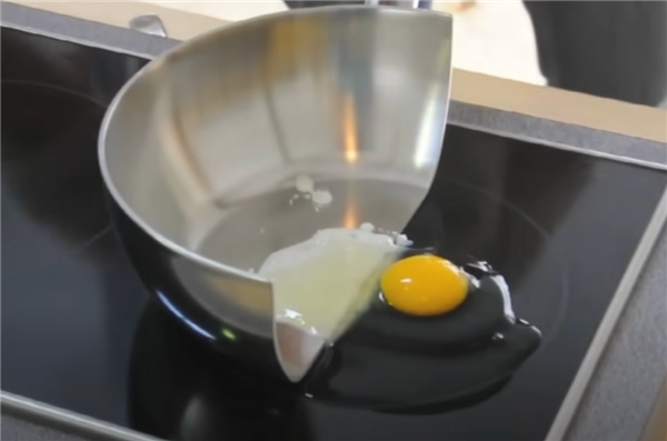在铁锅上的鸡蛋被加热了，而直接接触电磁炉部分依旧是凉的。图片来源：Yuppiechef