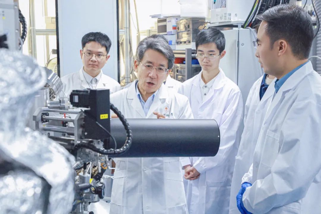 薛其坤院士与科研团队。图片来源：南方科技大学