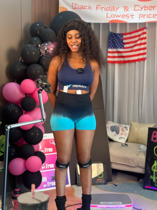 麦瑞克直播间，外籍主播正在进行直播