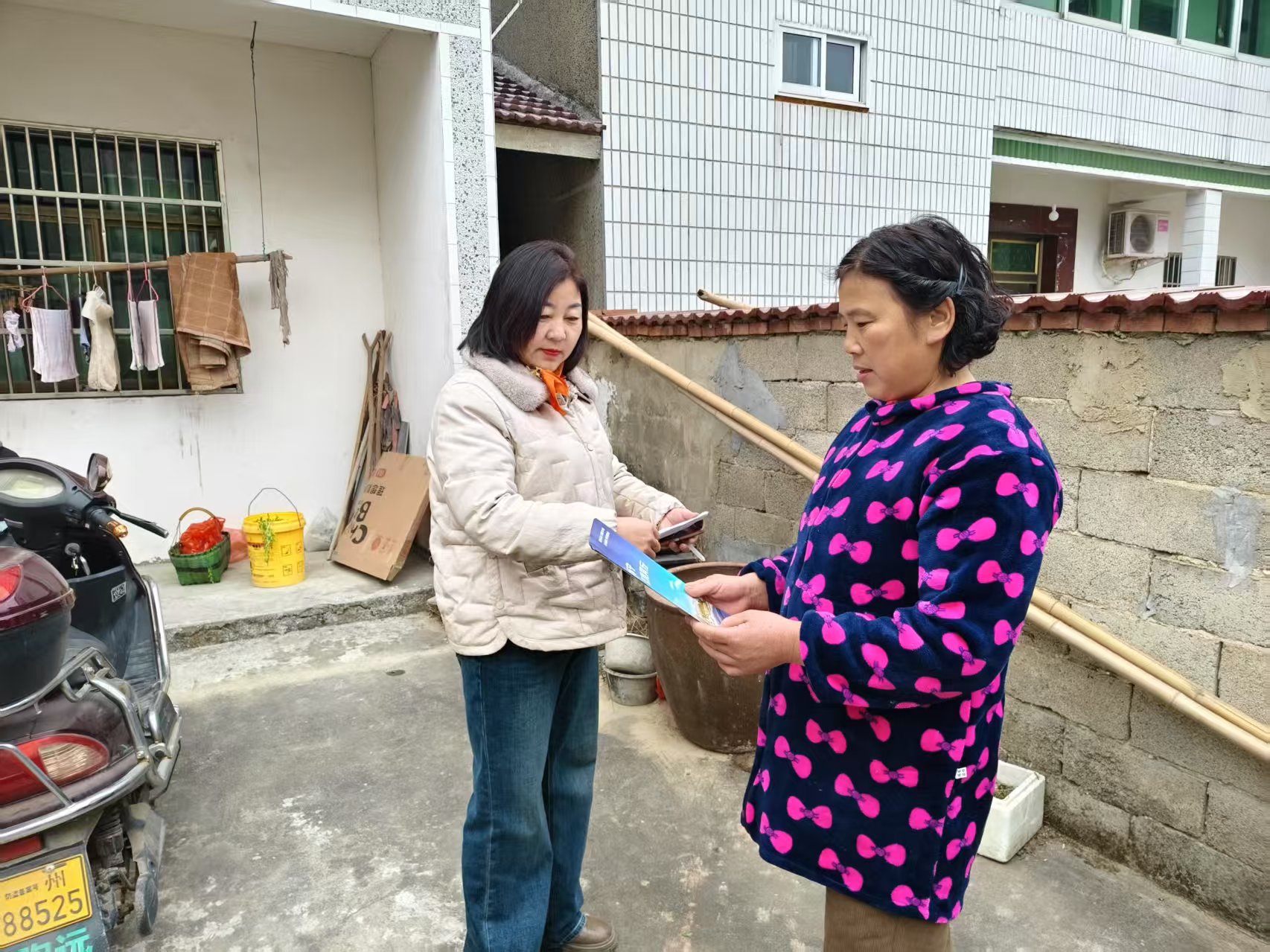 怀宁县雷埠乡开展"安全进家庭"活动