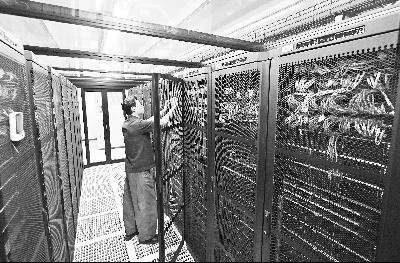 韩国政府将通过公私合作的方式在今年内确保供应一万个高性能GPU。图为韩国三星公司总部员工在数据中心内操作。（法新社）