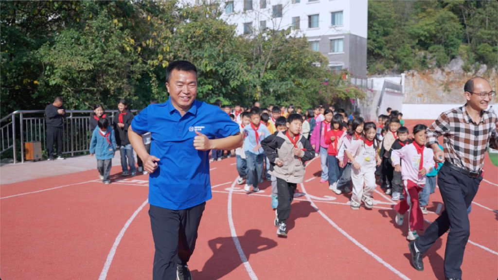 吴雄校长和师生一同跑操。