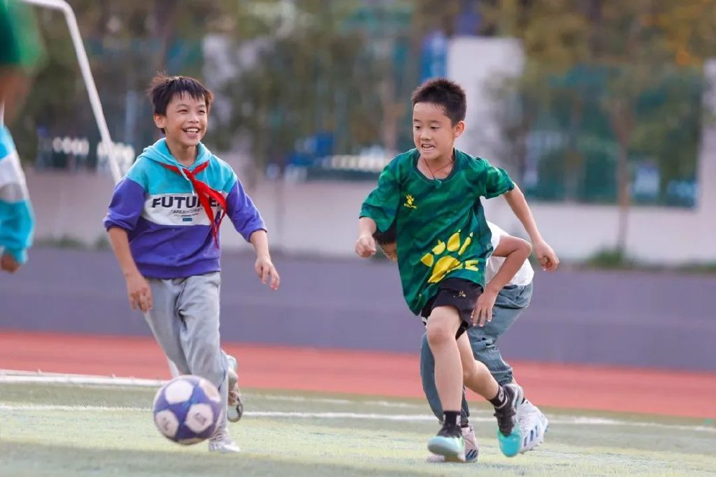2024年10月12日，江西省吉安市峡江县实验小学学生在进行足球训练。图片来源：视觉中国
