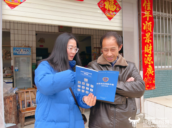 （移动志愿者为市民普及防范电信网络诈骗知识）