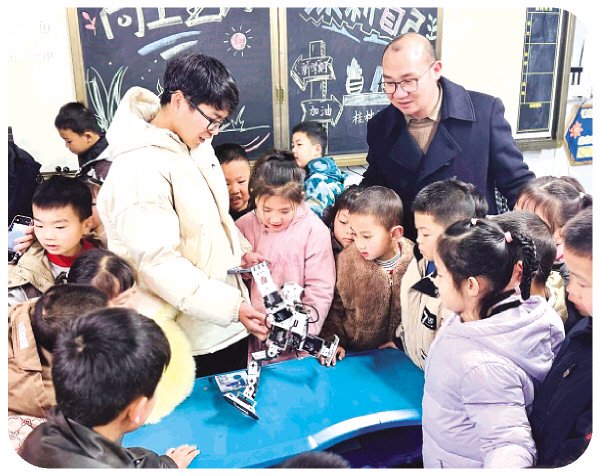 孩子们在认真观看机器人表演(朱敏洁 摄)