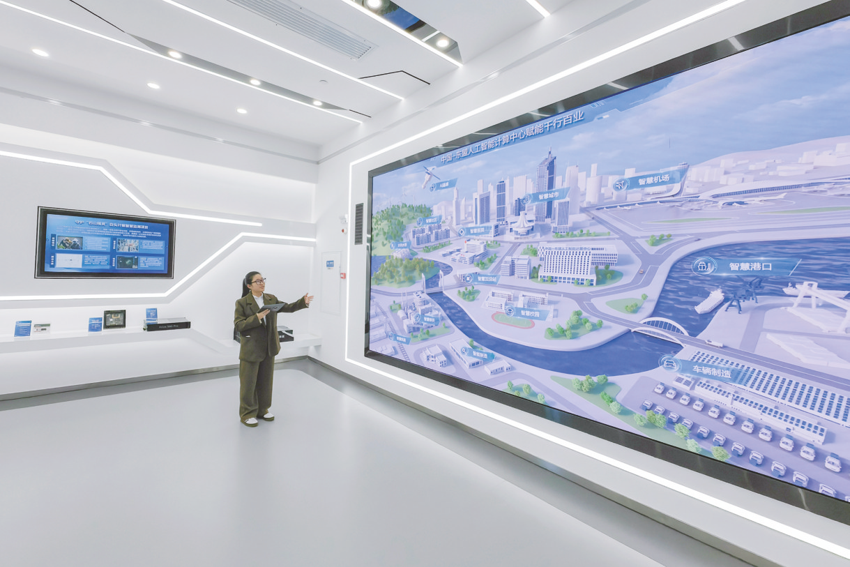     在中国—东盟人工智能计算中心的展示大厅，技术人员在操控东盟人工智能计算中心运营平台。 本报记者叶子榕 摄