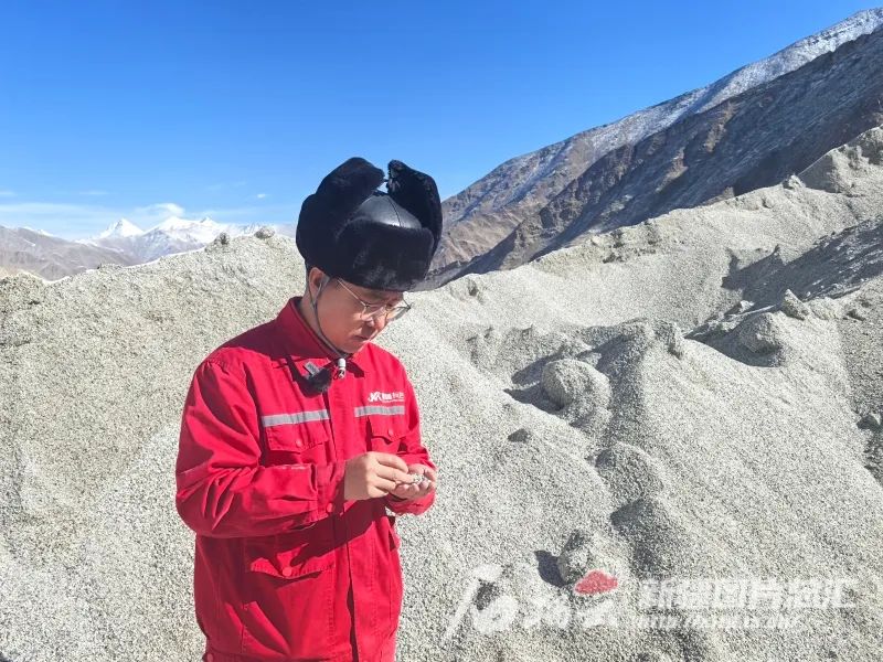 大红柳滩项目选矿车间主任宋晓明在查看锂辉石精矿品位。石榴云/新疆日报记者 石鑫摄
